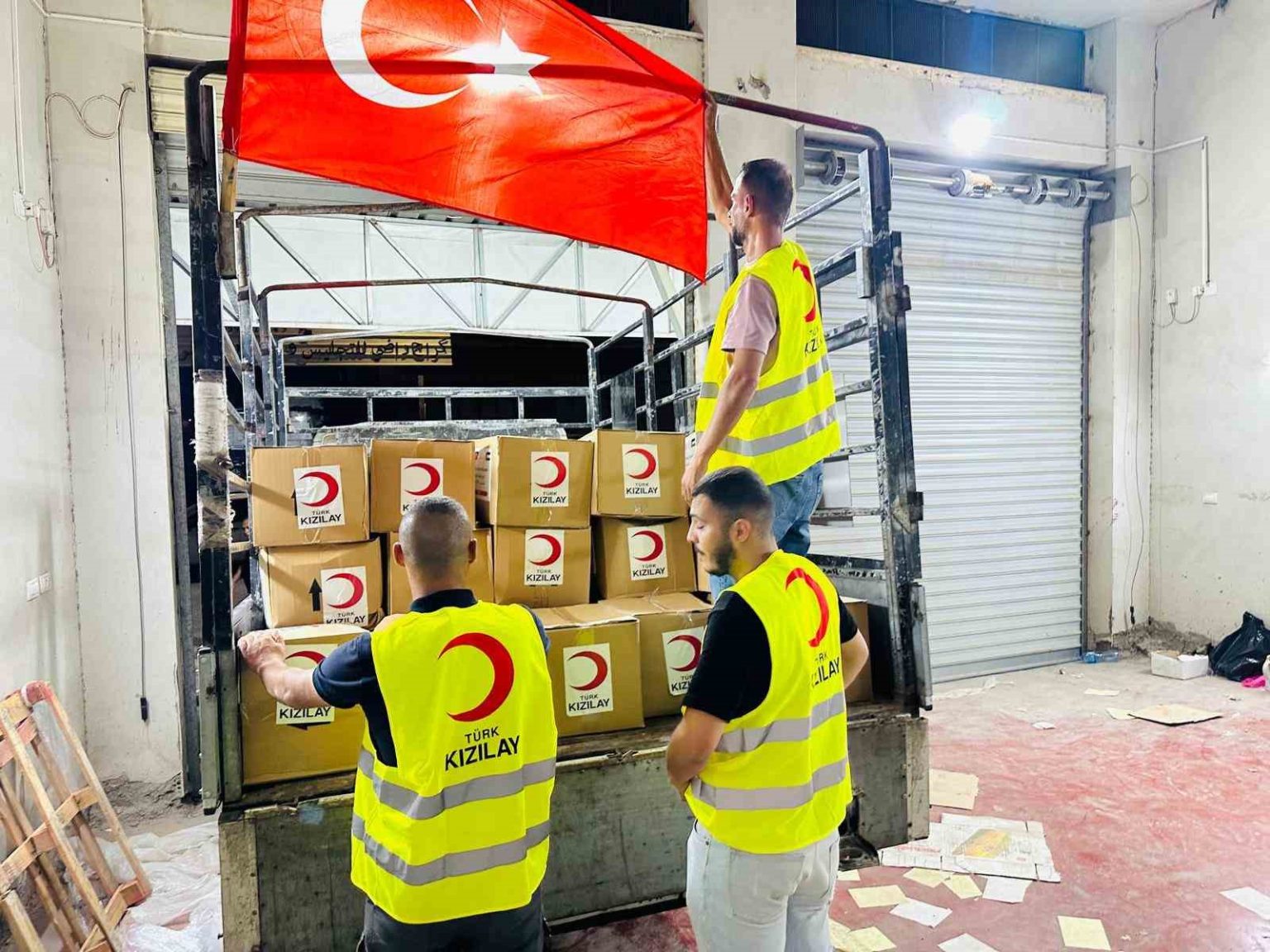 turk-kizilaydan-bati-seriaya-bin-200-gida-kolisi