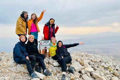 vanli-dagcilar-ayni-gun-artos-ve-sumbul-daginda-zirve-yapti