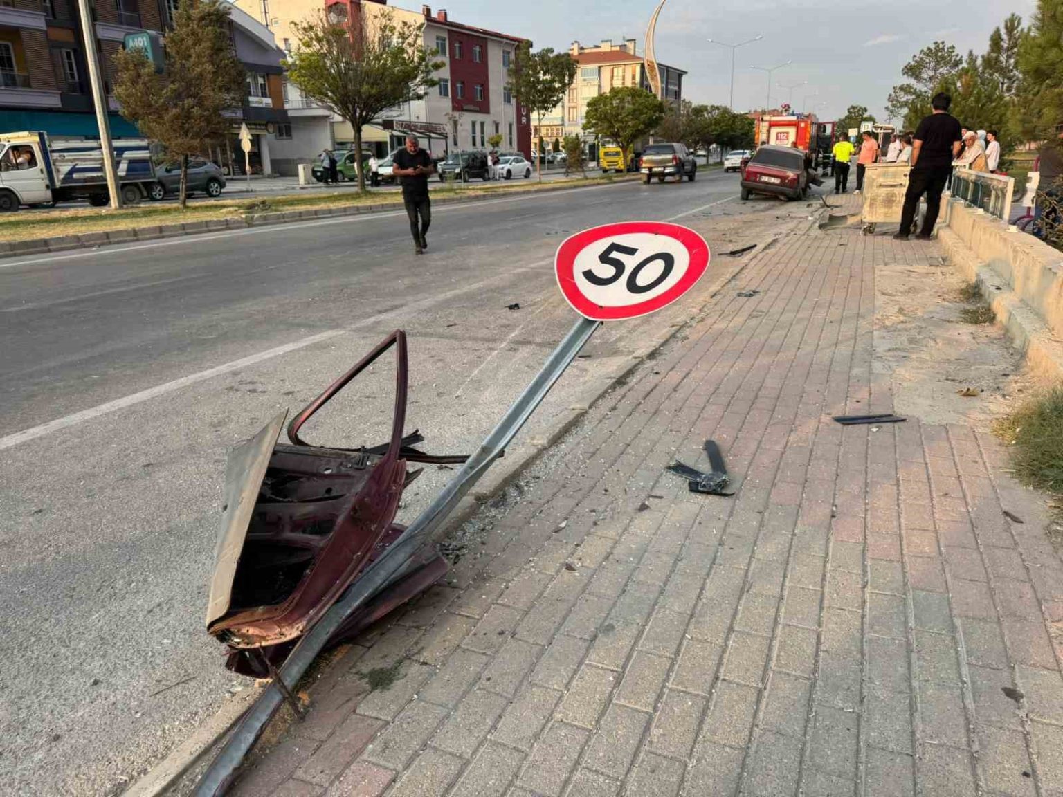 yon-tabelasi-ve-park-halindeki-araca-carpan-otomobilde-3-kisi-yaralandi