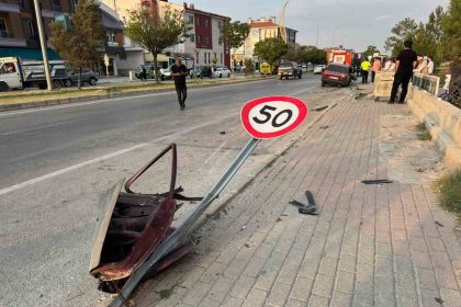 yon-tabelasi-ve-park-halindeki-araca-carpan-otomobilde-3-kisi-yaralandi