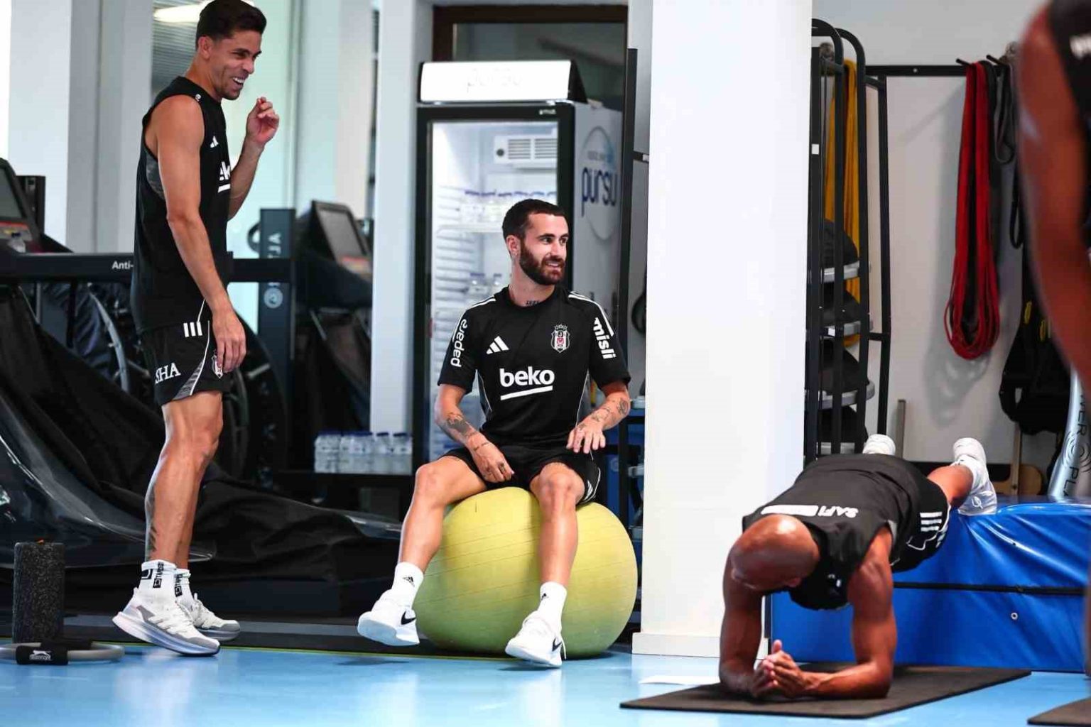 besiktas-gunun-ikinci-antrenmanini-salonda-yapti
