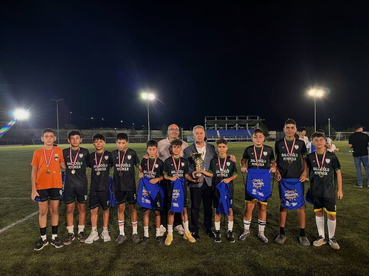 buharkentte-futbol-soleni-sona-erdi-kupalar-sahiplerini-buldu