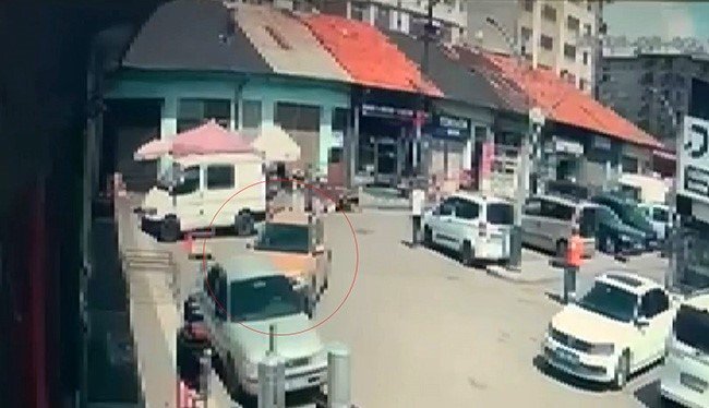 direksiyon-basinda-rahatsizlanan-surucu-6-araca-carpti-kaza-ani-kamerada