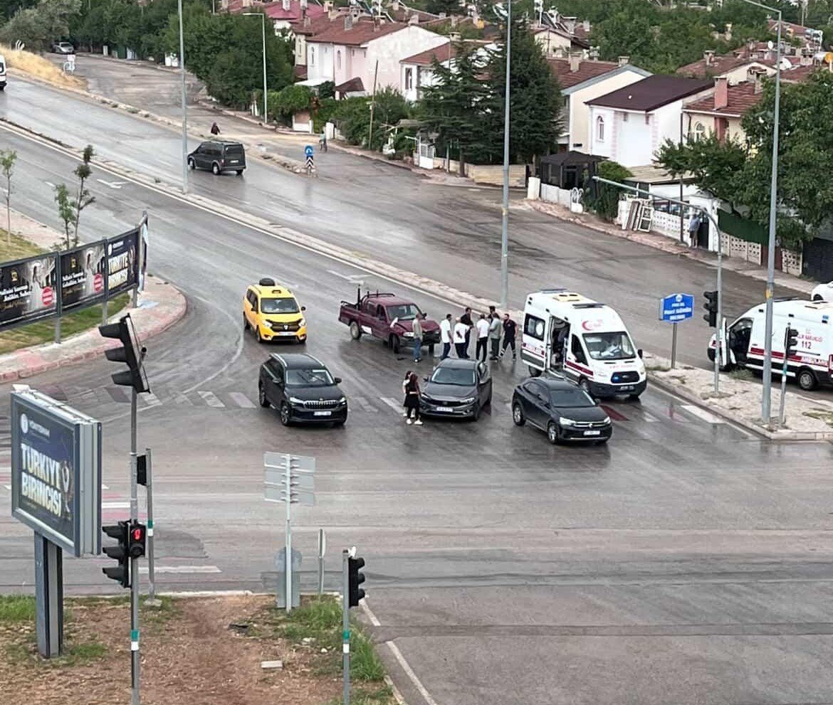 elazigda-zincirleme-trafik-kazasi-1-yarali