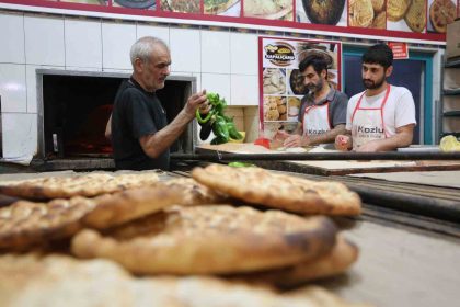 firincilarin-sicak-havada-zorlu-ekmek-mesaisi