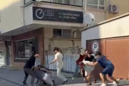 kavga-ettikleri-sahsi-tasla-bayilttilar-sokak-ortasindaki-kavga-kamerada