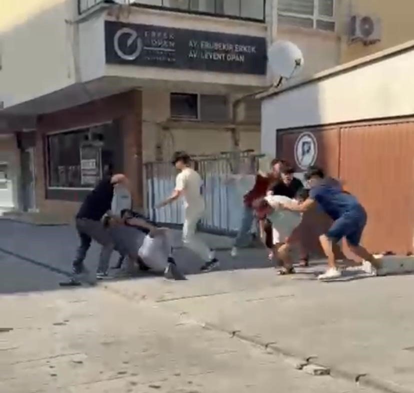 kavga-ettikleri-sahsi-tasla-bayilttilar-sokak-ortasindaki-kavga-kamerada