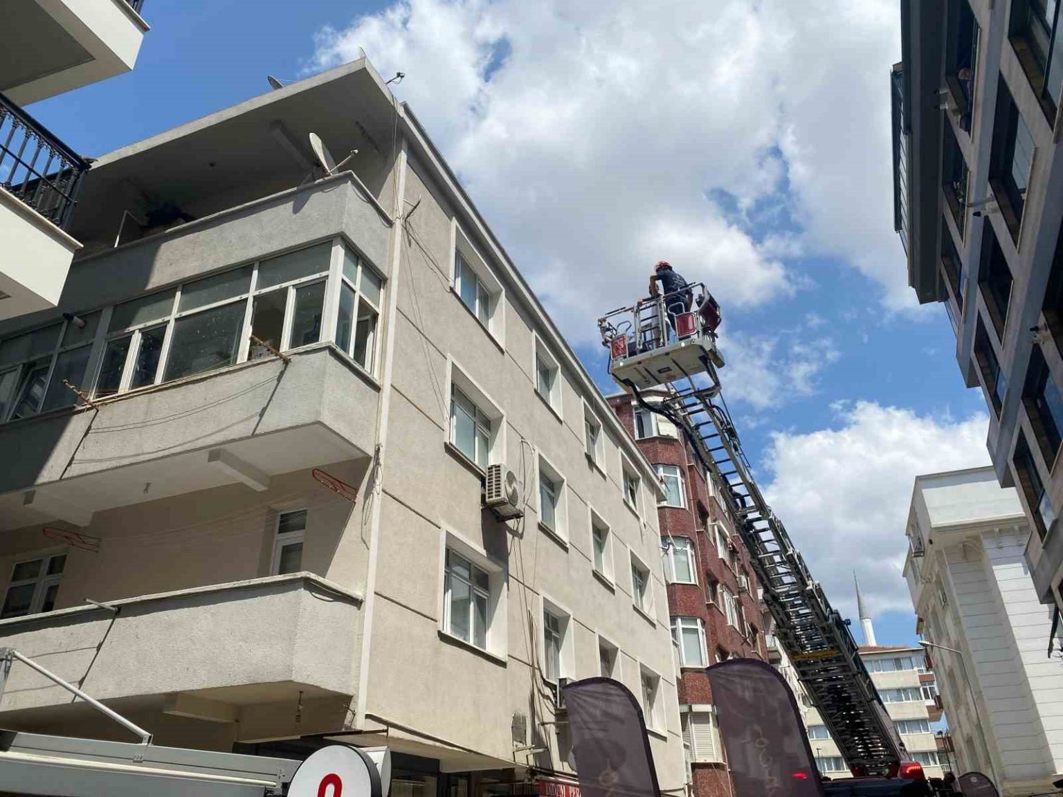 kucukcekmecede-yikimi-yapilan-binanin-bir-kismi-bir-anda-coktu