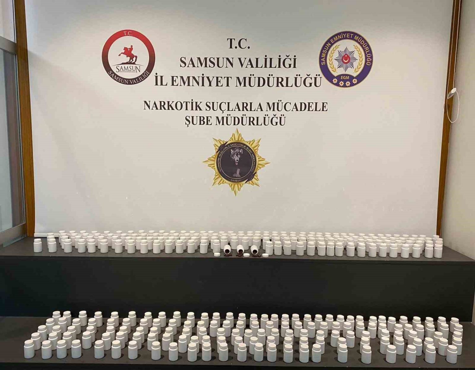 samsunda-supheli-aracta-16-bin-555-adet-sentetik-ecza-ele-gecirildi-1-gozalti