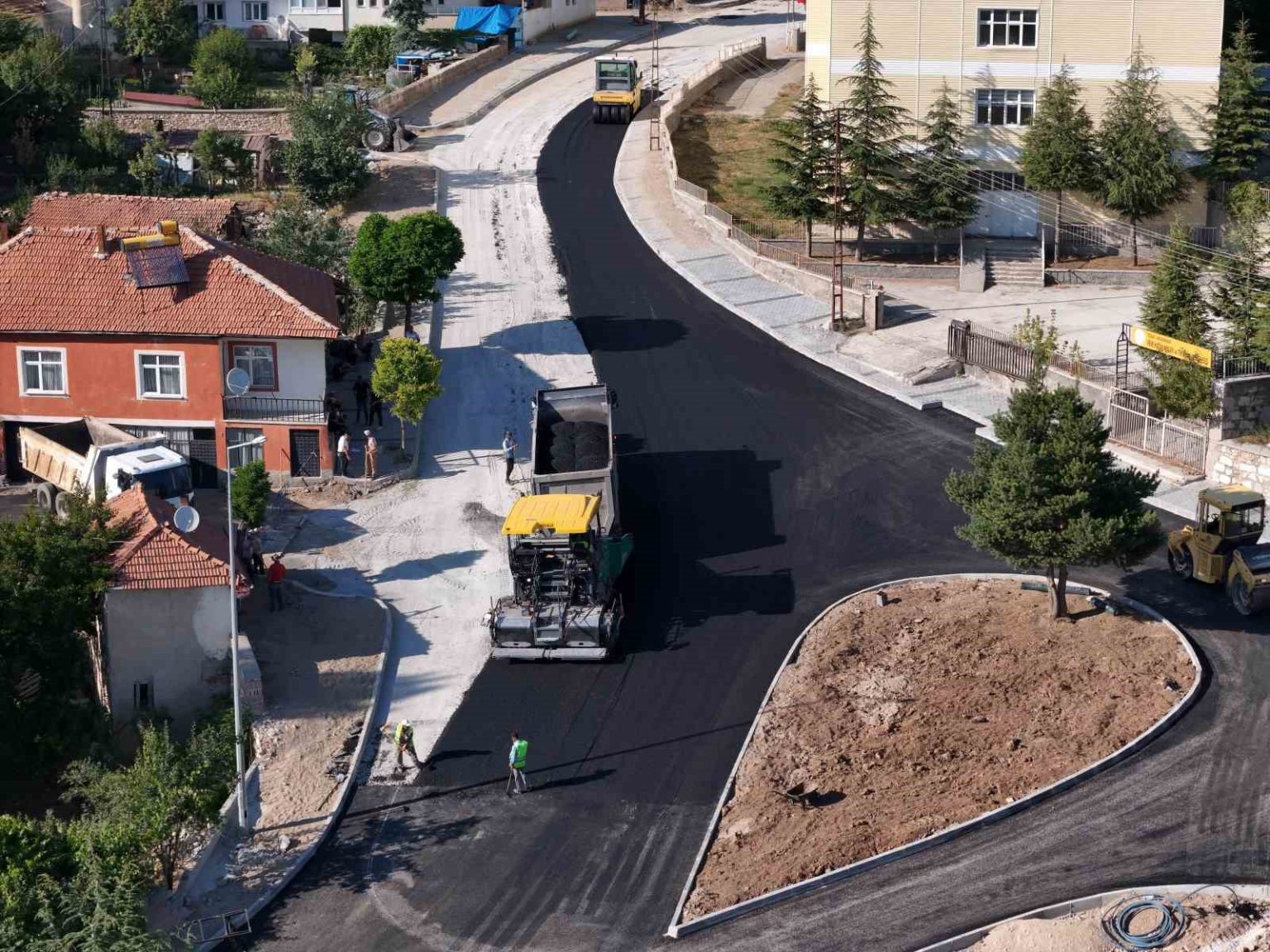 akdagmadeni-belediyesi-son-1-ayda-4-cadde-ve-bir-meydanin-sicak-asfalt-calismasini-tamamladi