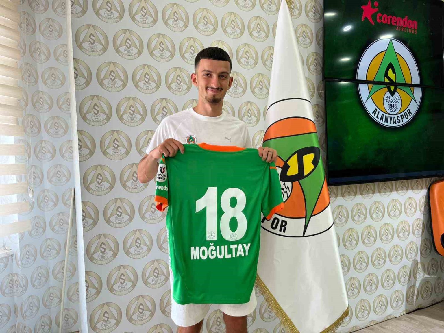 alanyaspor-kadrosuna-kattigi-4-oyuncu-icin-imza-toreni-duzenledi