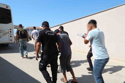 antalyada-es-zamanli-duzenlenen-operasyonda-80-aranan-sahis-yakalandi