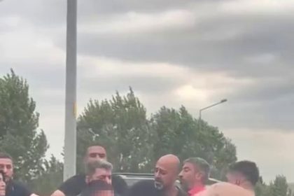 bursada-yol-verme-kavgasi-kamerada-vatandaslar-zor-ayirdi