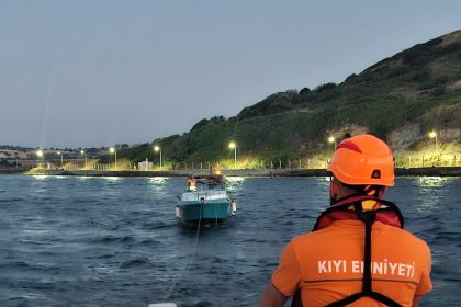 canakkale-bogazinda-icinde-2-kisinin-bulundugu-tekne-kurtarildi