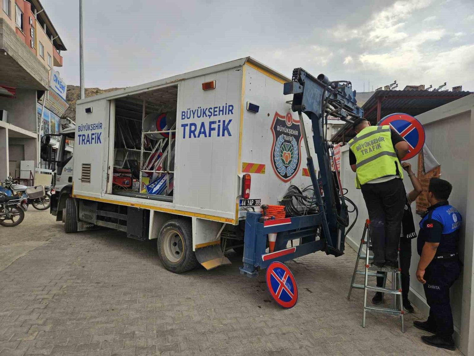 darendede-trafik-duzenlemesi-tek-yon-ve-park-yasagi-uygulamalari-basladi