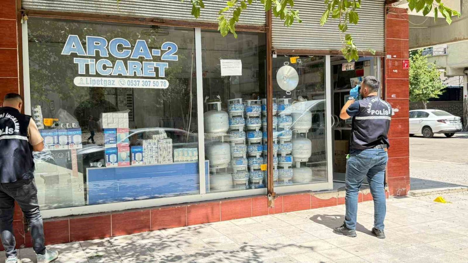 diyarbakirda-silahli-kavgada-facianin-esiginden-donuldu-kursunlar-tup-dolu-dukkana-isabet-etti