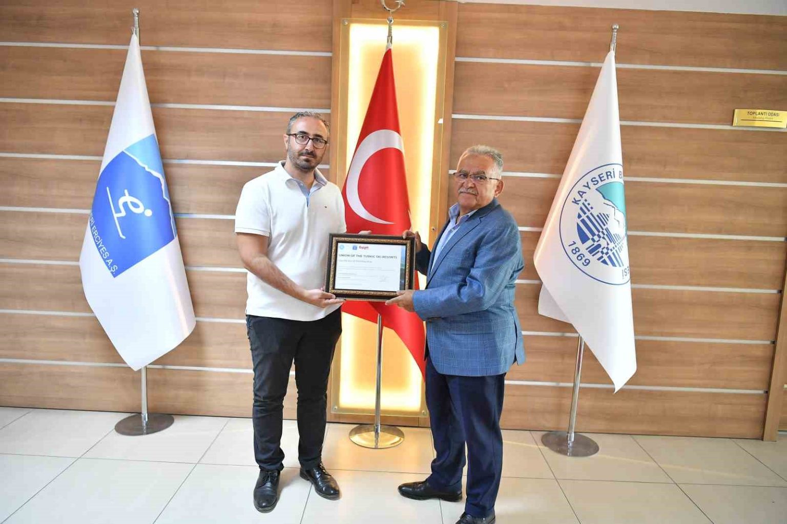 erciyesin-turk-dunyasi-uyeligi-baskan-buyukkilica-takdim-edildi
