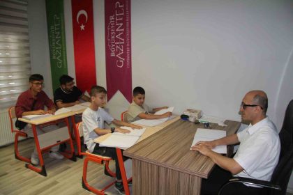 gorme-engelliler-kuran-i-kerimi-parmaklarinin-ucuyla-ogreniyor
