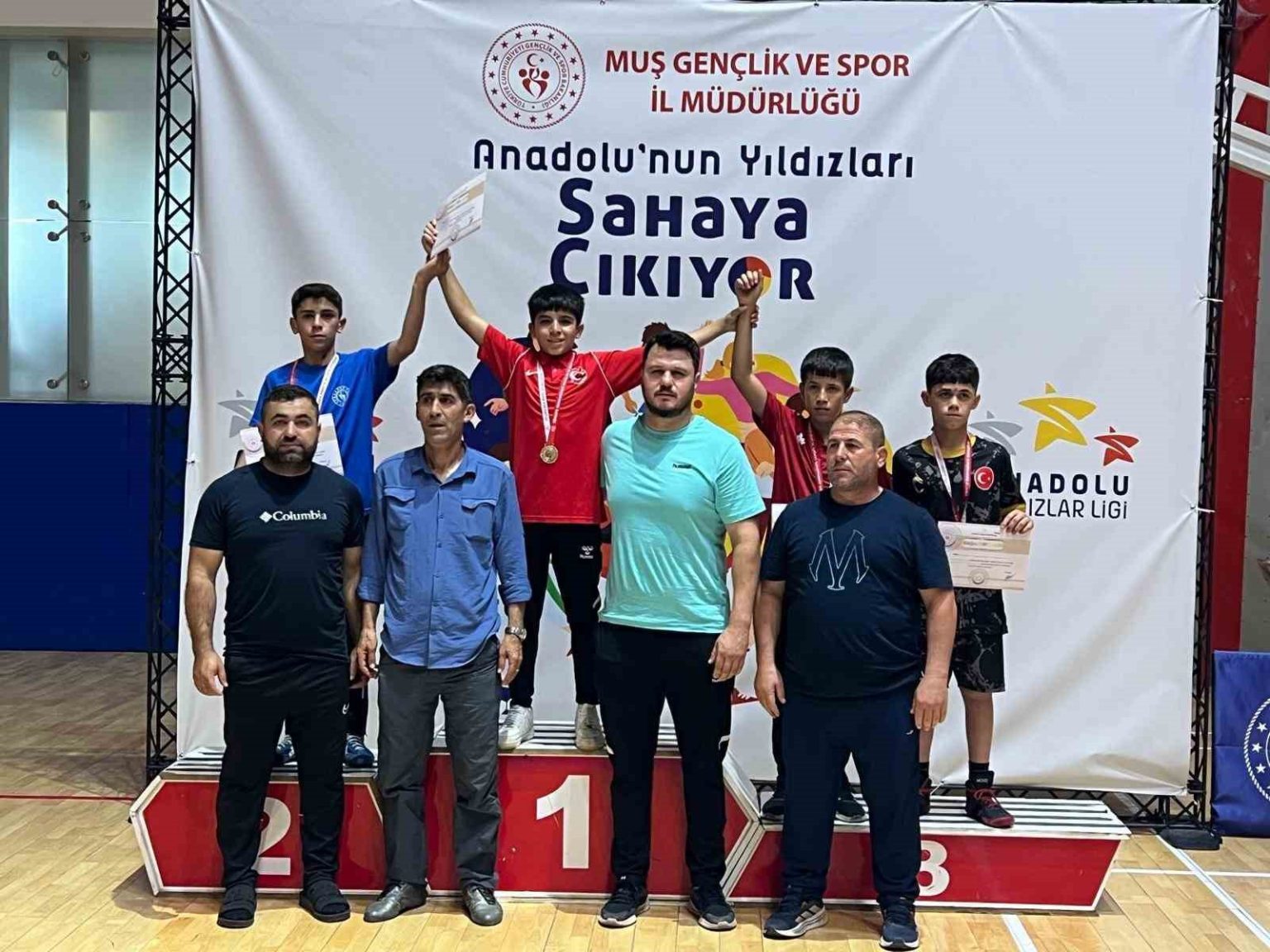 hakkarili-sporculardan-buyuk-basari