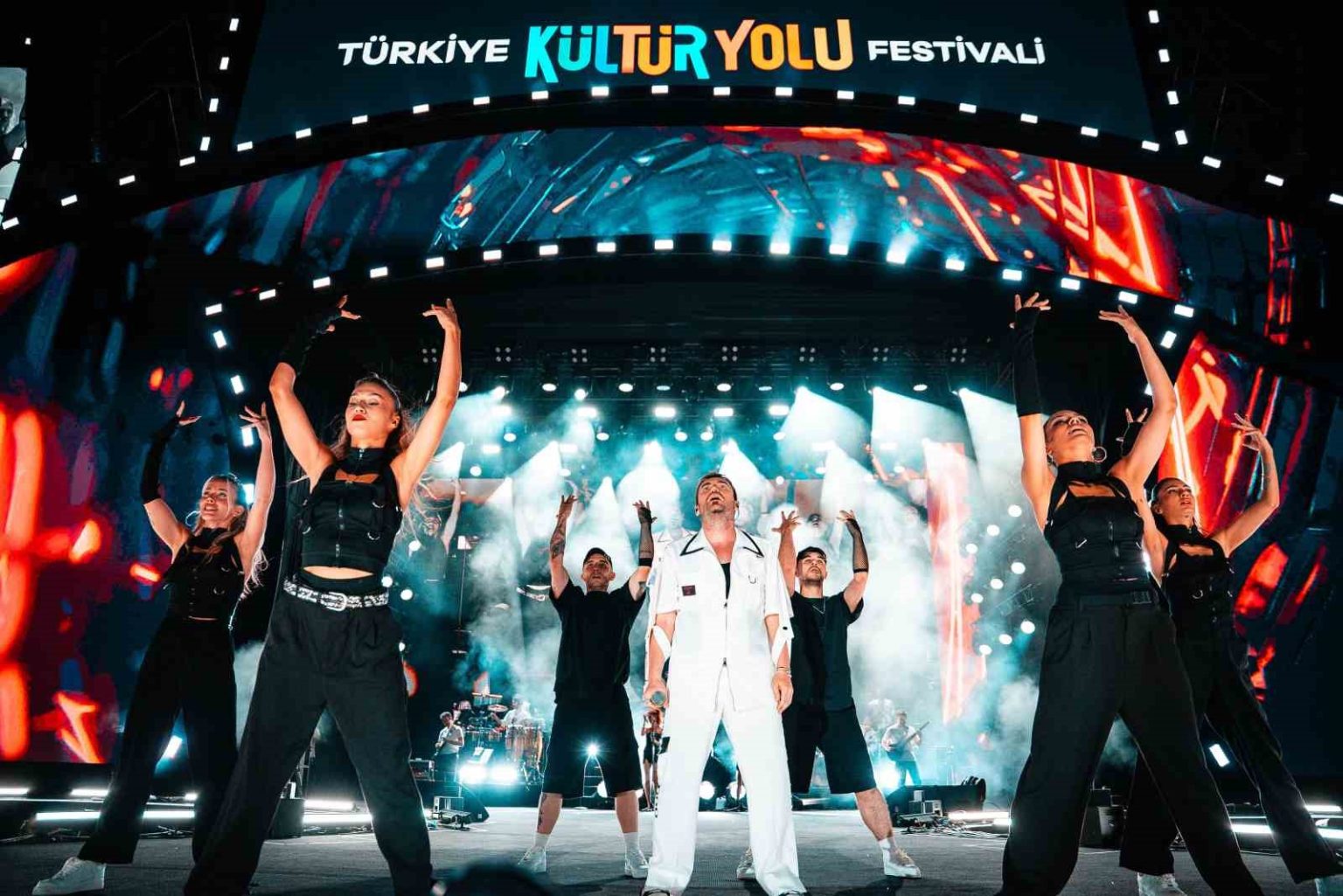 kultur-yolu-festivalinde-murat-dalkilic-sahne-aldi
