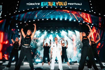 kultur-yolu-festivalinde-murat-dalkilic-sahne-aldi
