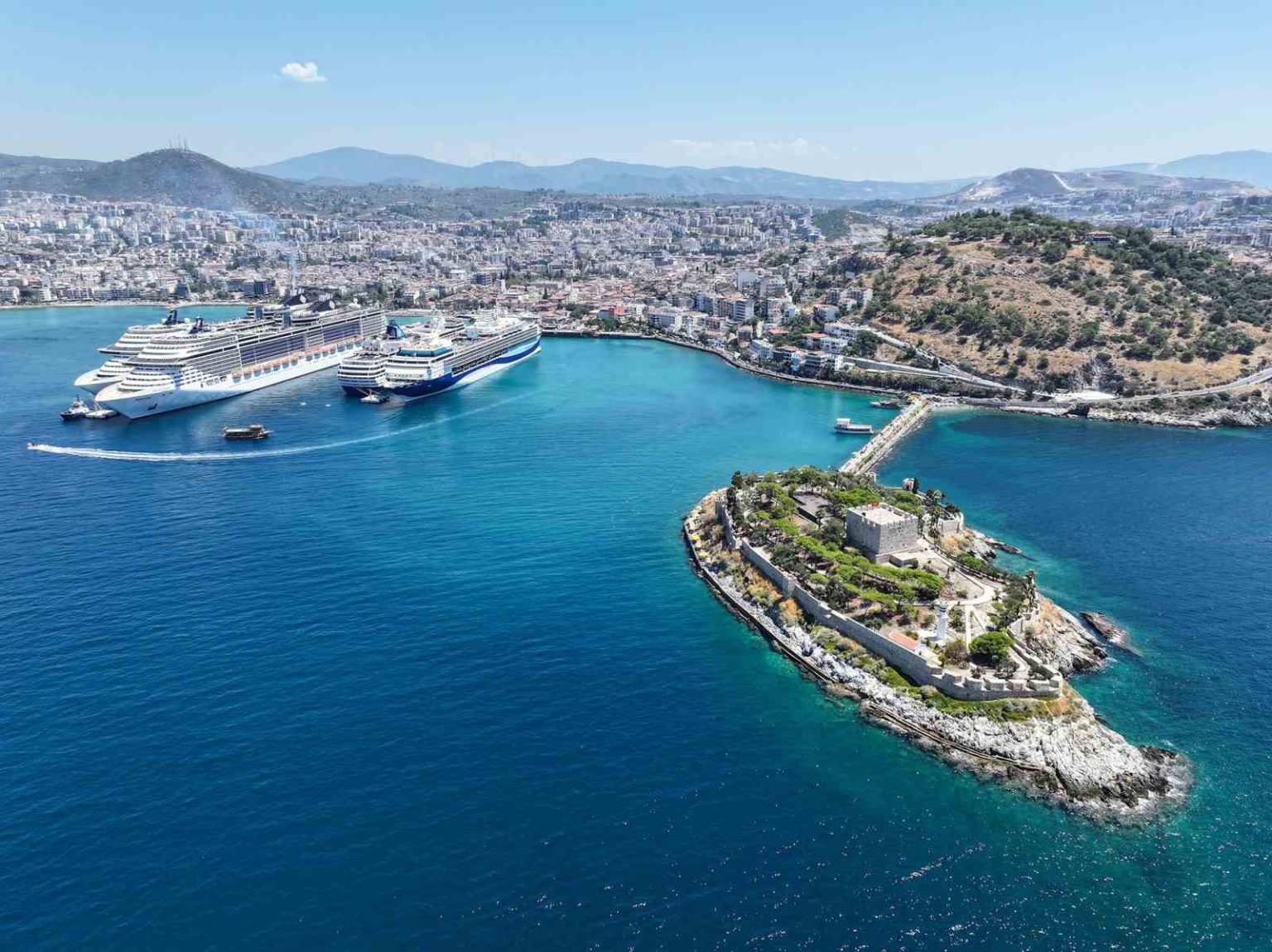 kusadasina-5-kruvaziyer-10-bin-916-turist-getirdi
