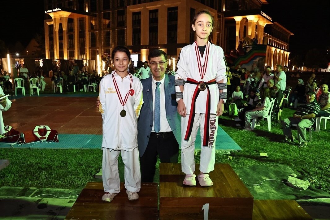 kutahyada-minikler-taekwondo-turnuvasi-renkli-goruntulere-sahne-oldu