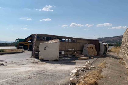 mermer-blok-yuklu-tir-yola-devrildi-1-yarali