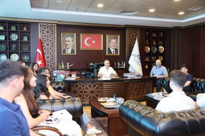 sedadan-ilk-binde-11-ogrenci-genclerden-baskan-dursuna-tesekkur-ziyareti