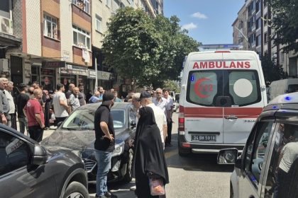 sultangazide-bir-adam-6-kattan-duserek-agir-yaralandi-babasinin-basucunda-gozyasi-doktu