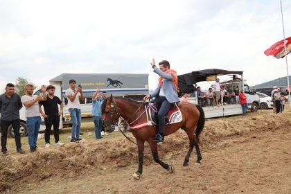 tavasta-132-rahvan-at-kizilca-pistinin-tozunu-atttirdi