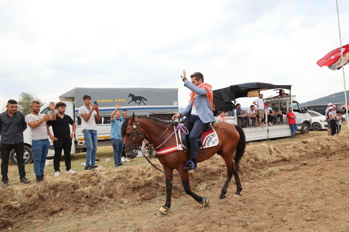 tavasta-132-rahvan-at-kizilca-pistinin-tozunu-atttirdi