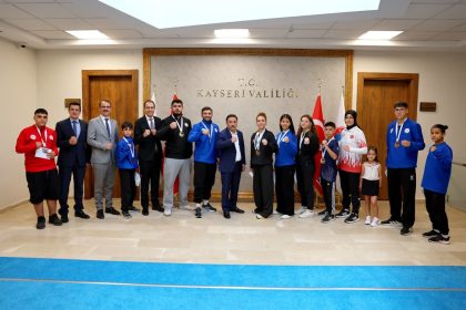 vali-cicek-balkan-sampiyonu-erva-sporcularini-kabul-etti