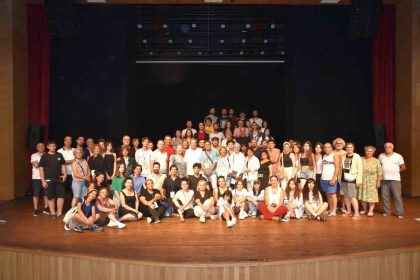 12-tiyatro-koyu-sakinleri-tiyatronun-duayenleri-ile-bulustu