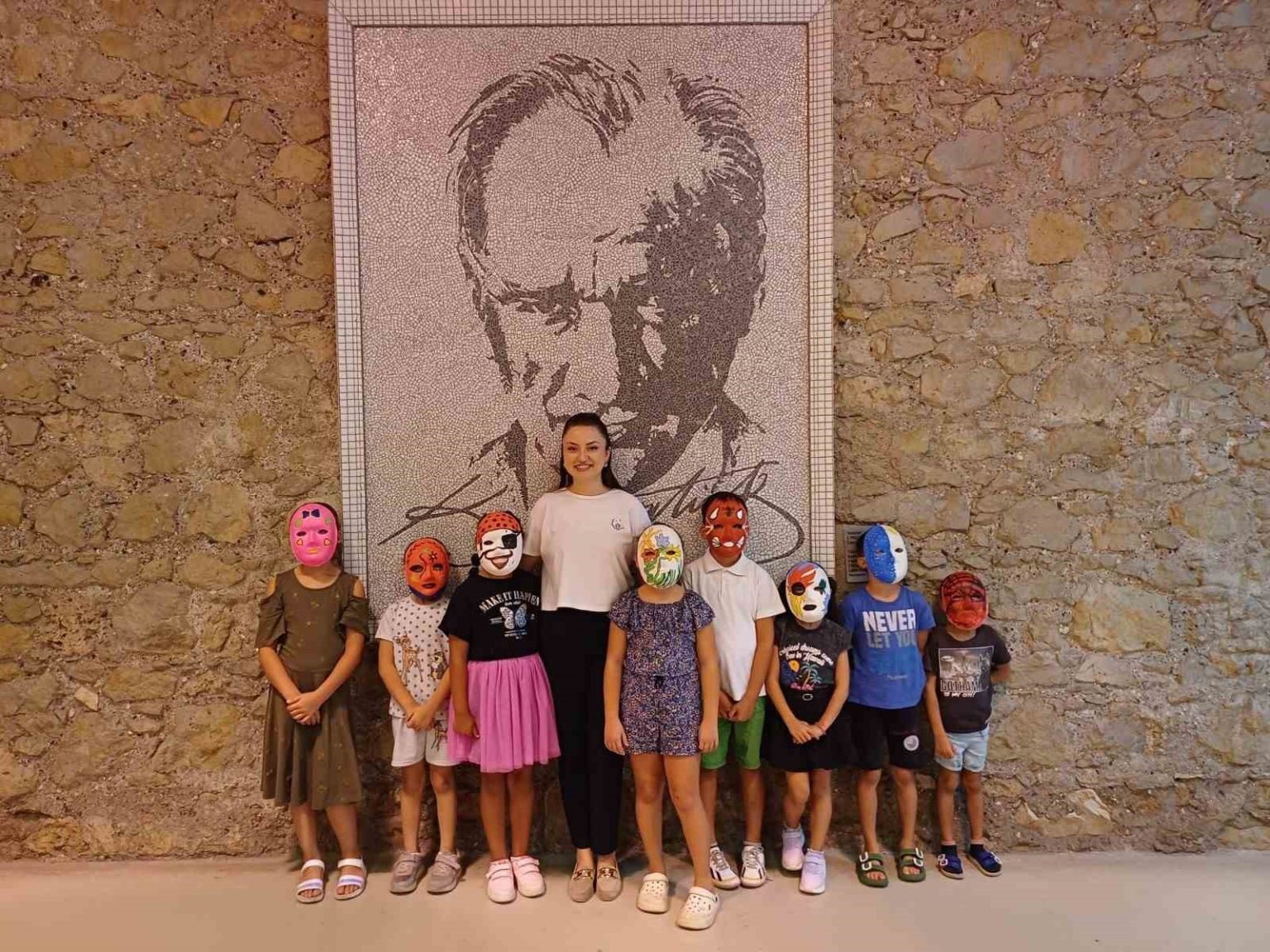 anne-ve-cocuklar-maske-boyama-atolyesinde-bulustu