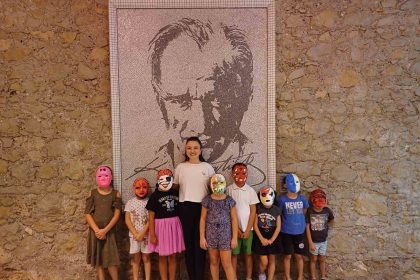 anne-ve-cocuklar-maske-boyama-atolyesinde-bulustu