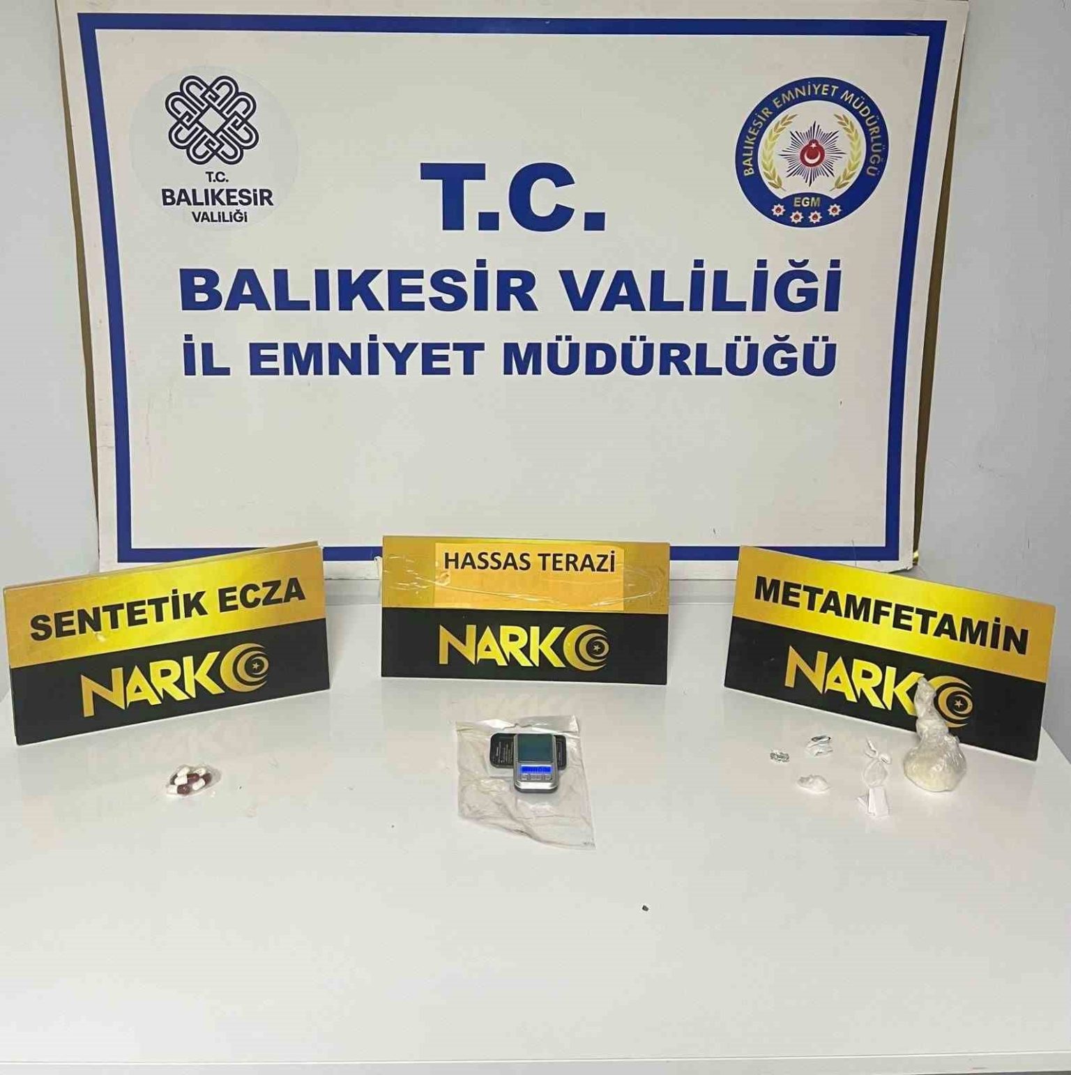 ayvalikta-durdurulan-aractan-uyusturucu-cikti-2-gozalti