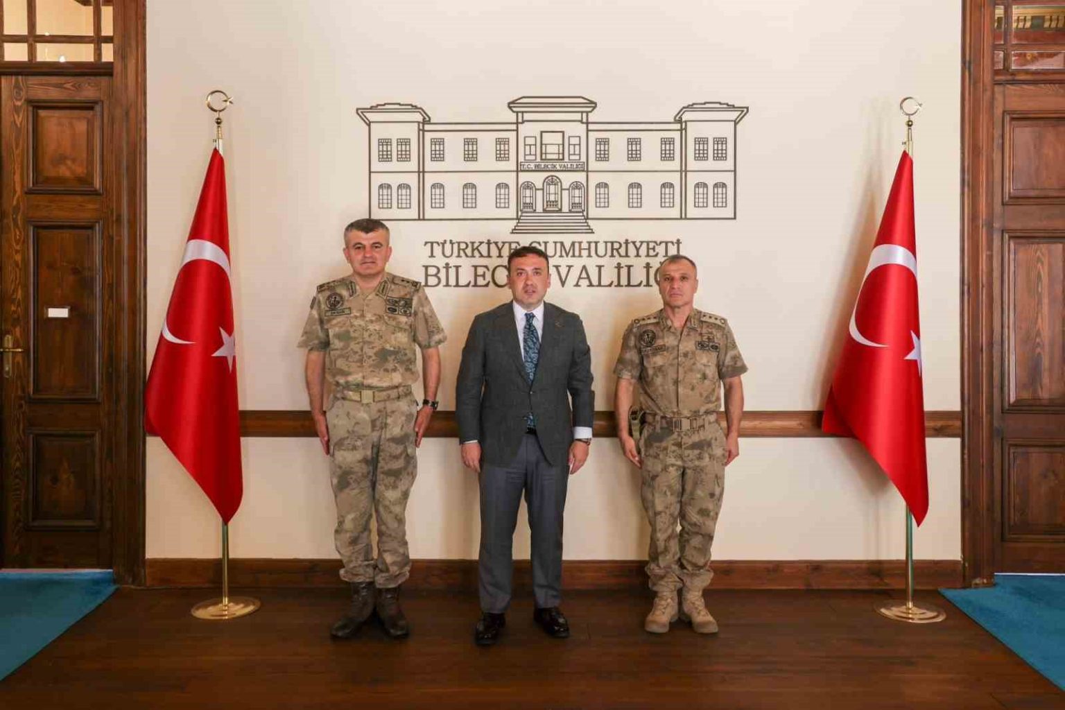 bilecikte-gorev-yapan-komutanlardan-vali-sozere-veda-ziyareti
