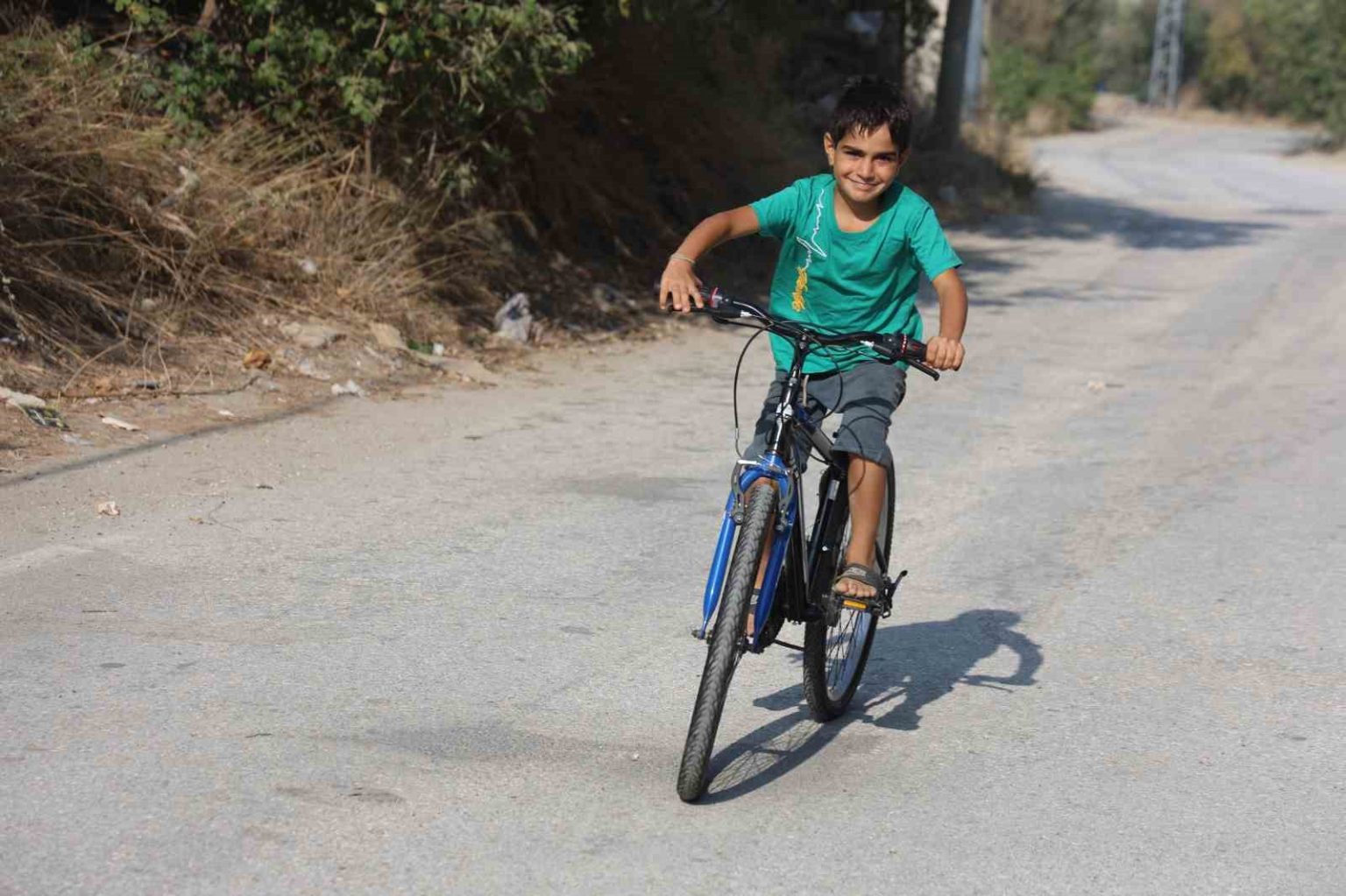 bisiklet-alma-hayaliyle-su-satan-9-yasindaki-cocuk-hayirseverlerin-hediye-ettigi-bisikletiyle-ilk-pedalini-cevirdi