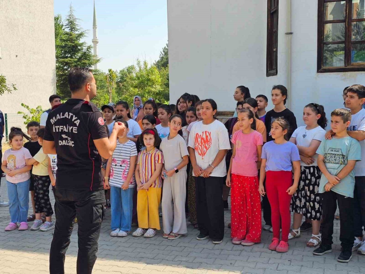 buyuksehir-belediyesi-semt-konaklari-ogrencilerine-deprem-ve-yangin-egitimi-verildi