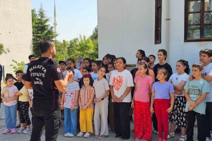 buyuksehir-belediyesi-semt-konaklari-ogrencilerine-deprem-ve-yangin-egitimi-verildi