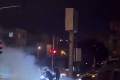 dugun-konvoyunda-kirmizi-isigi-firsat-bilen-motosikletli-tozu-dumana-katti
