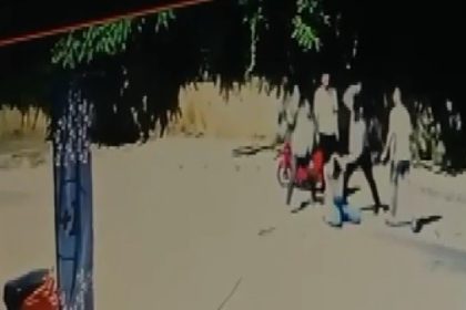 erzincanda-4-kisinin-1-kisiyi-darp-ettikleri-anlar-guvenlik-kamerasina-yansidi