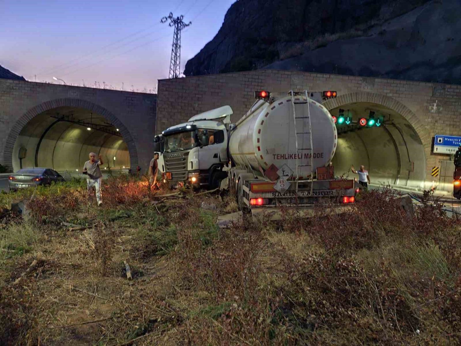 gumushanede-tunelde-trafik-kazasi-1-yarali