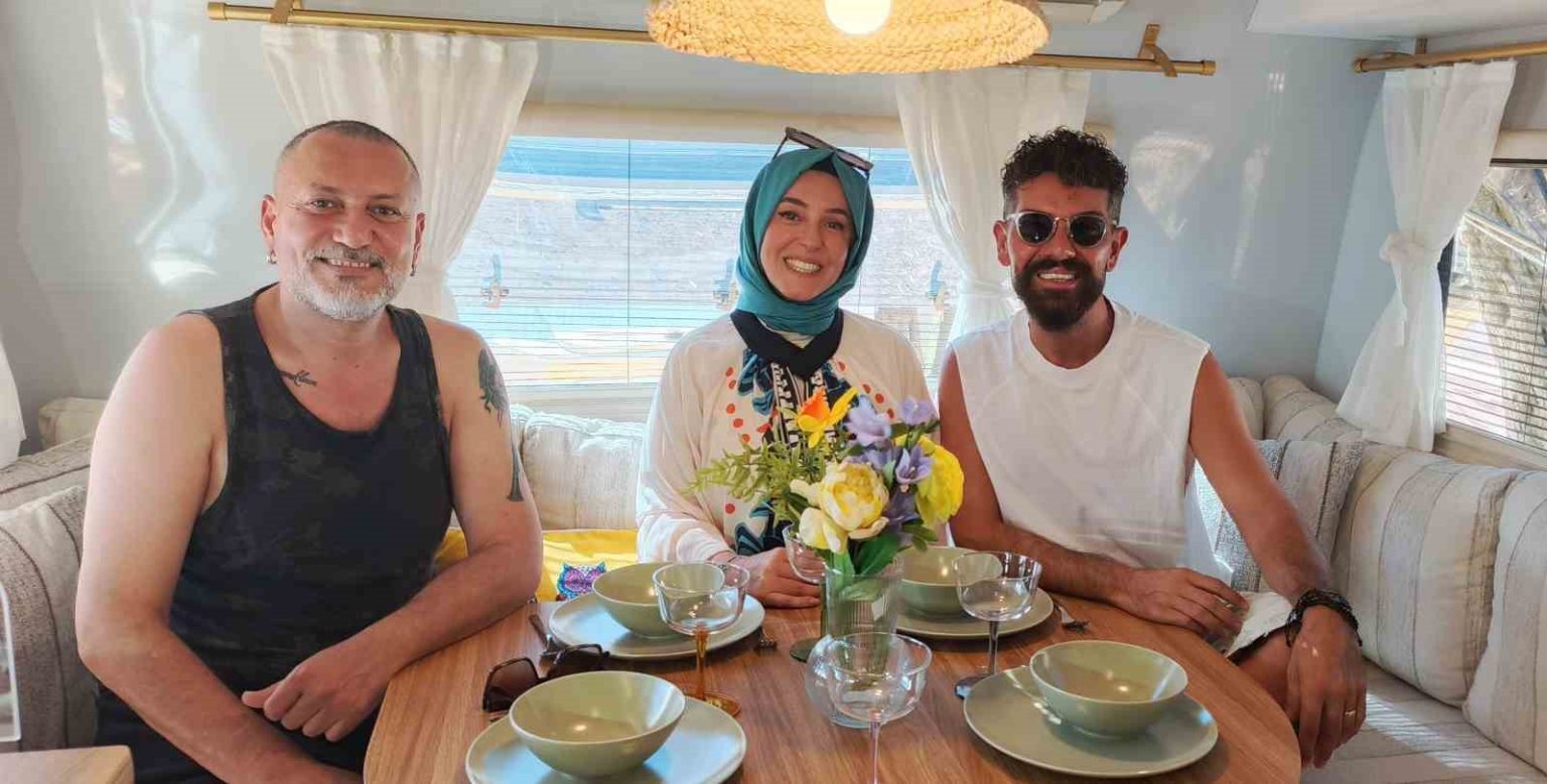 iki-unlu-ismin-karavan-rekabeti