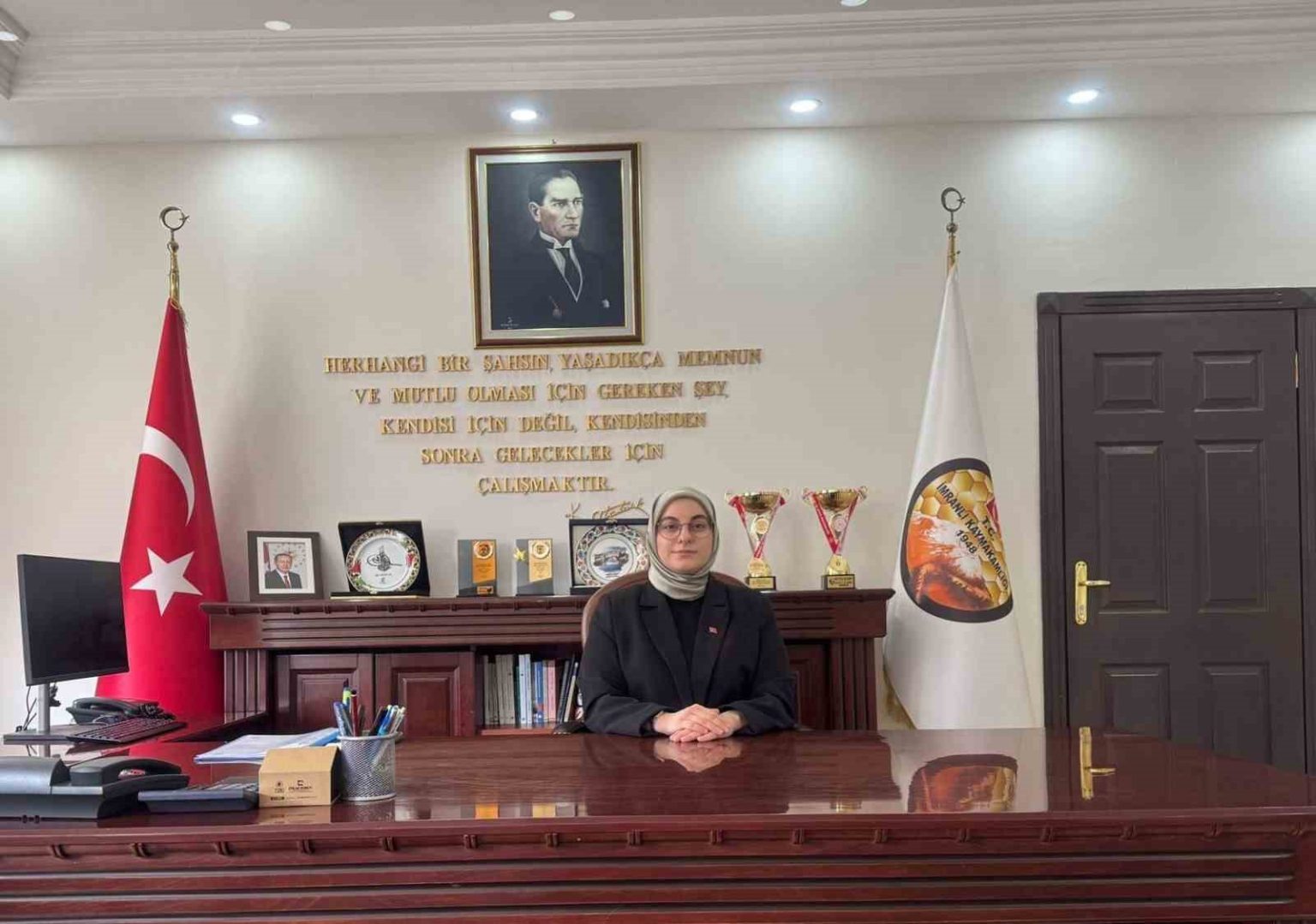 imranlinin-ilk-kadin-kaymakami-goreve-basladi