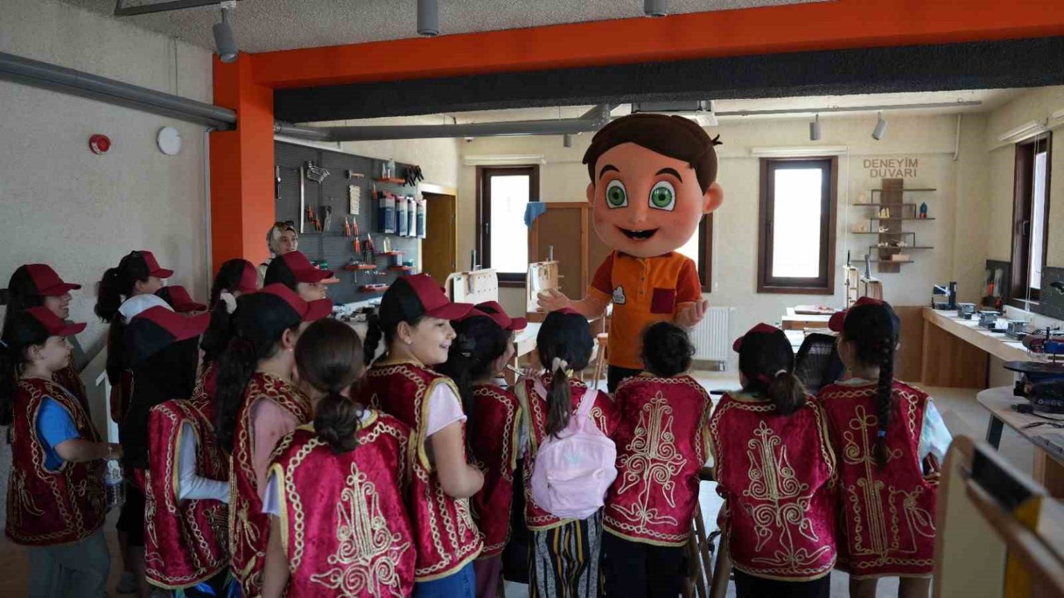konyada-3-bin-ogrenci-6-tarihi-mekanda-6-tarihi-karakteri-taniyor
