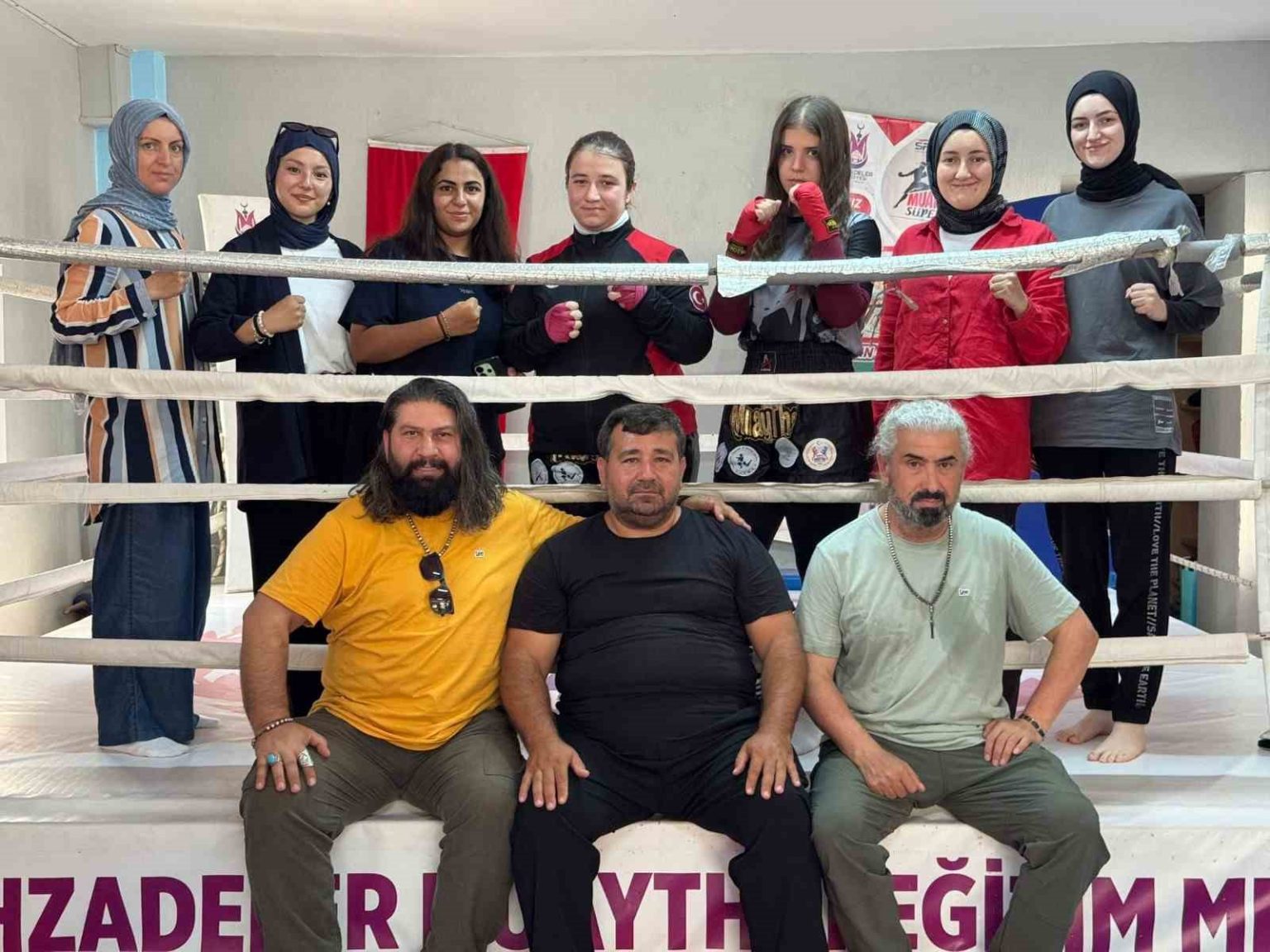 kurulus-osman-oyunculari-manisa-muaythai-egitim-merkezini-ziyaret-etti