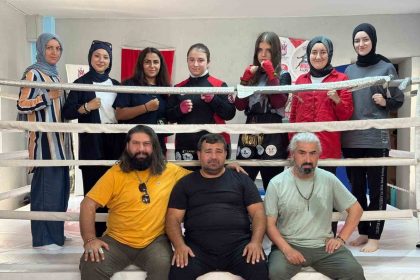 kurulus-osman-oyunculari-manisa-muaythai-egitim-merkezini-ziyaret-etti