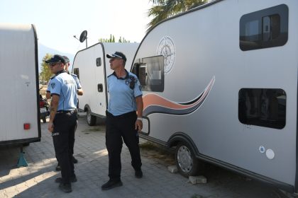 kusadasinda-zabita-ekiplerinden-cadir-ve-karavan-denetimi
